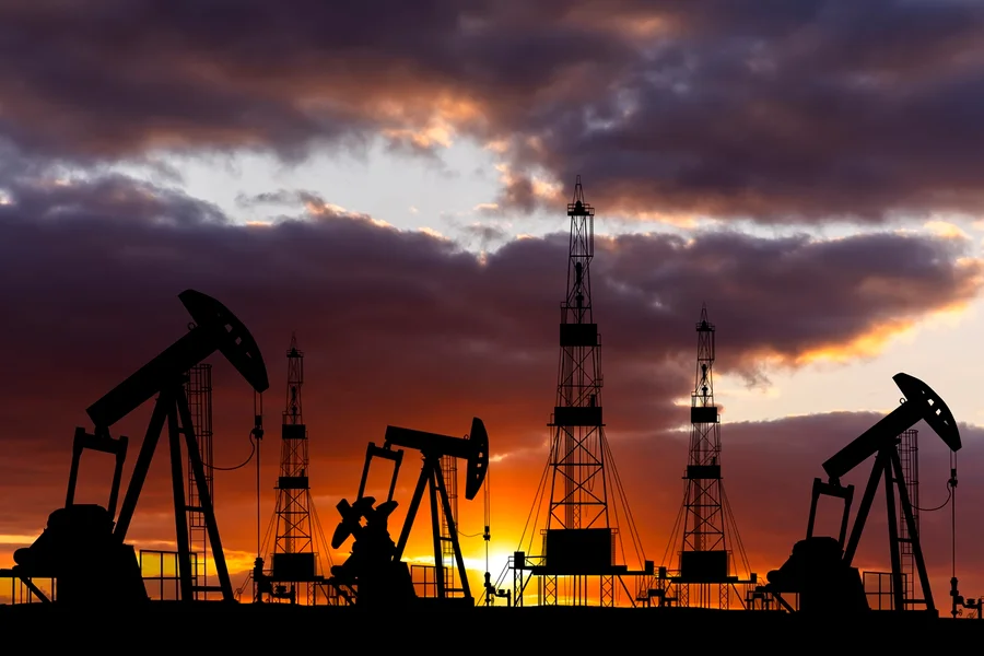 No momento, você está visualizando Petróleo acima de 100 dólares: entenda por que isso afeta o mundo inteiro